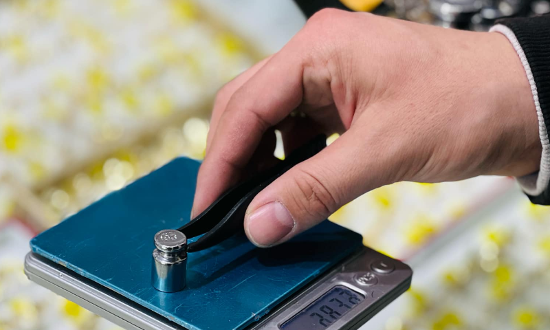 Монгол Улсын Шадар сайд С.Амарсайханы 2025 оны 01 дүгээр сарын 29-ний өдрийн “Хяналт шалгалт хийх тухай” 13 дугаар тушаал, Стандарт, хэмжил зүйн газрын даргын 2025 оны 02 дугаар сарын 10-ны өдрийн А/36 дугаар тушаалын дагуу Өмнөговь аймгийн Стандарт, хэмжил зүйн хэлтсээс Даланзадгад сумын нутаг дэвсгэрт үнэт металл, эрдэнийн чулуун эдлэл худалдан борлуулдаг дэлгүүрүүдийн үйл ажиллагаанд сорьцын баталгаа болон хэмжил зүйн хяналтын чиглэлээр төлөвлөгөөт бус хяналт шалгалтыг хийж гүйцэтгэж байна.